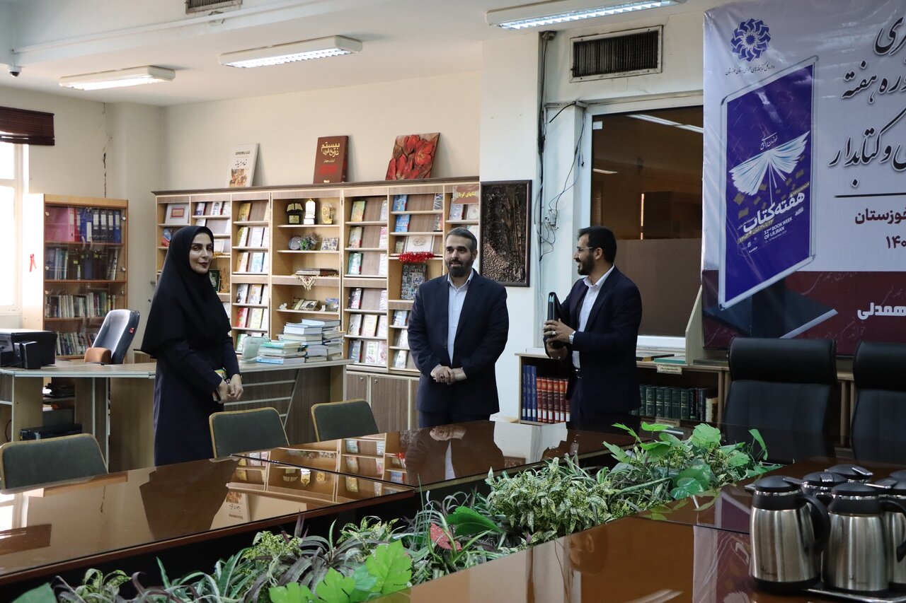 بازدید دستیار دبیرکل نهاد کتابخانههای عمومی کشور از کتابخانه مرکزی اهواز