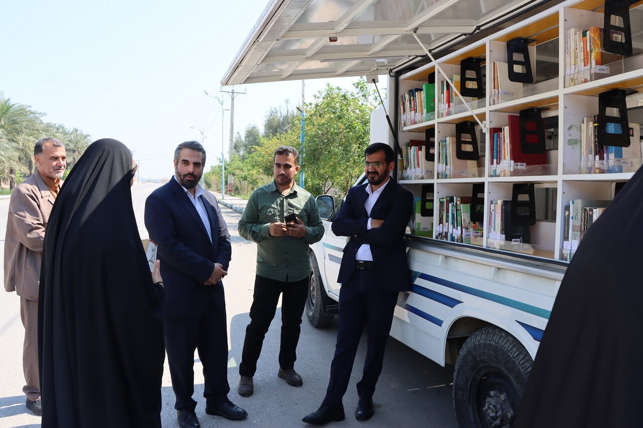 بازدید دستیار دبیرکل نهاد از کتابخانه سیار در روستای غزاویه کوچک