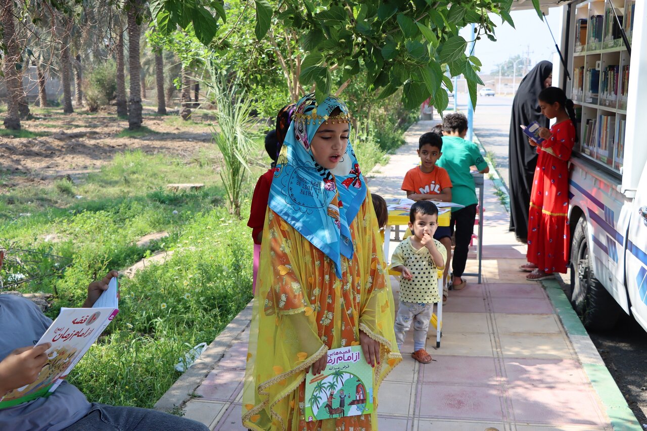 بازدید دستیار دبیرکل نهاد از کتابخانه سیار در روستای غزاویه کوچک