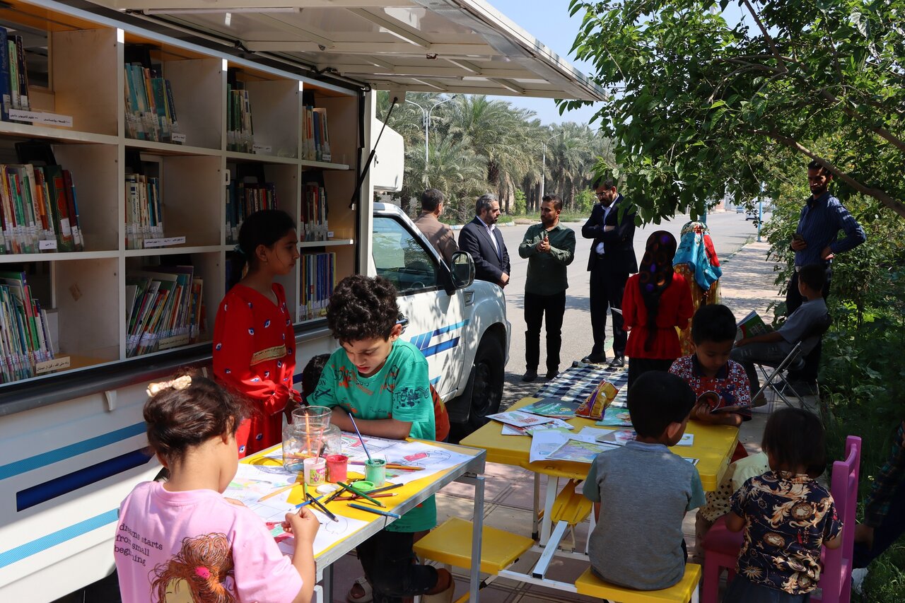 بازدید دستیار دبیرکل نهاد از کتابخانه سیار در روستای غزاویه کوچک