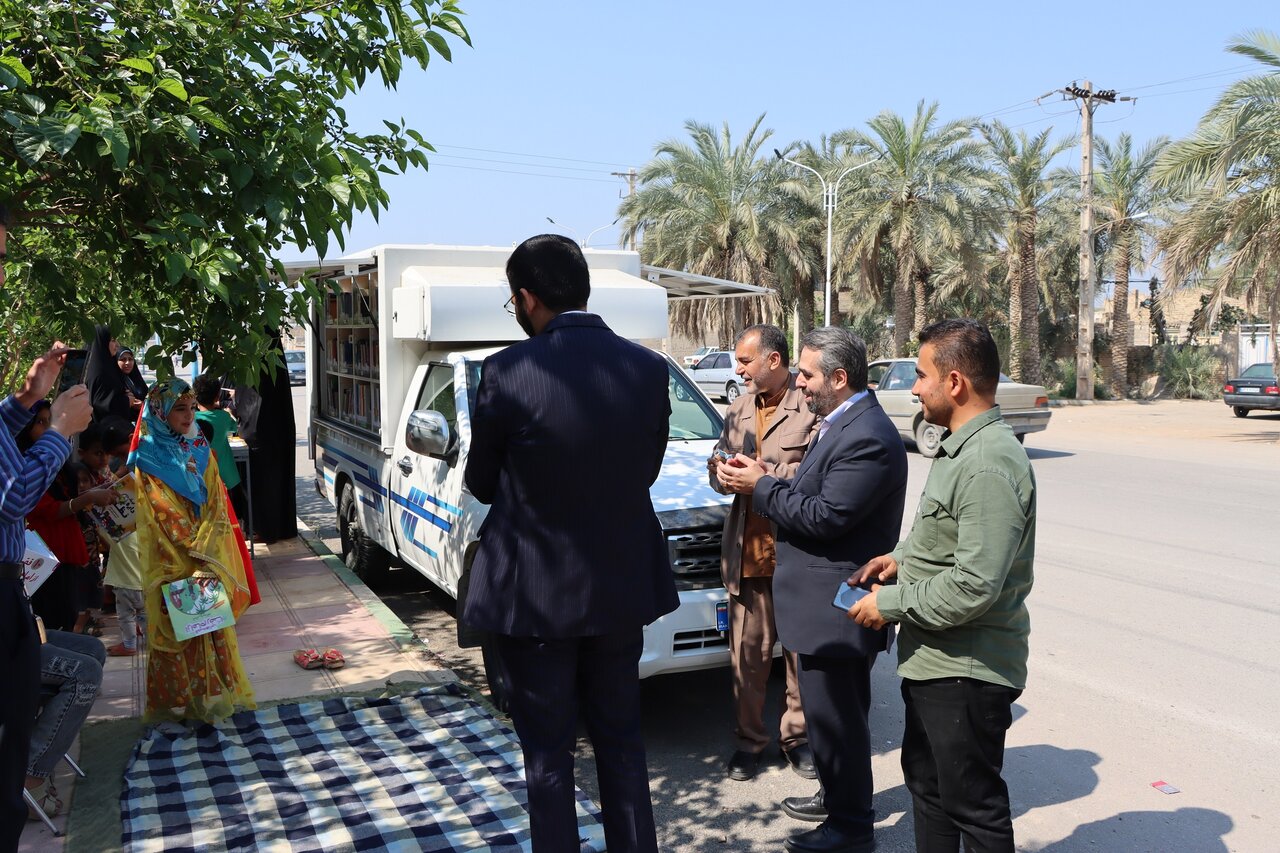 بازدید دستیار دبیرکل نهاد از کتابخانه سیار در روستای غزاویه کوچک