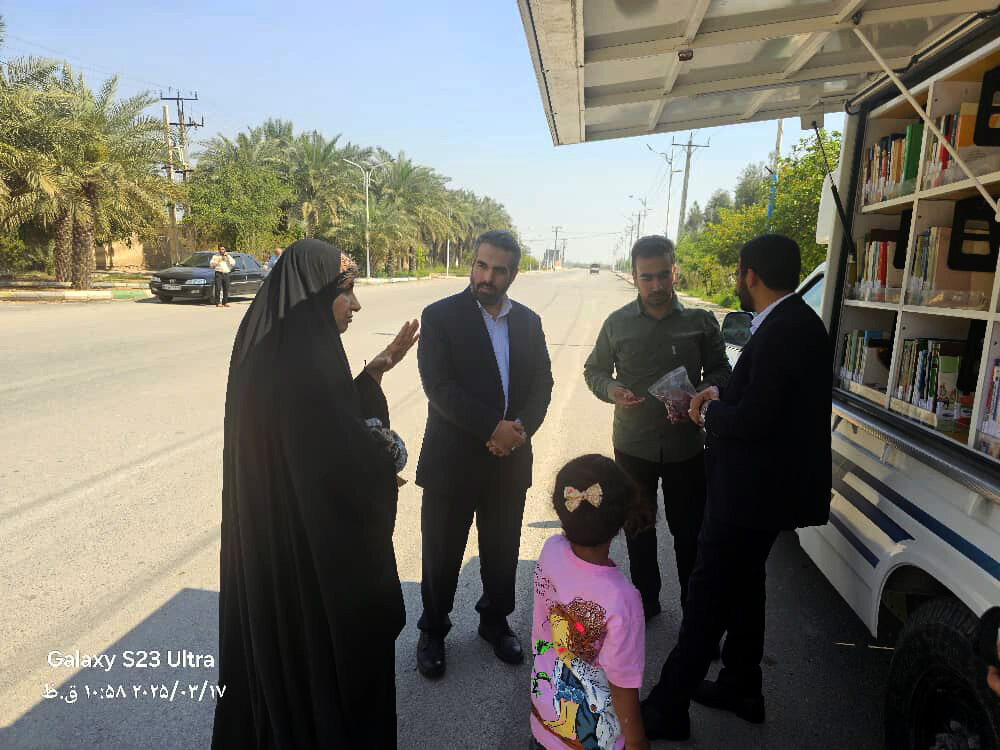 بازدید دستیار دبیرکل نهاد از کتابخانه سیار در روستای غزاویه کوچک