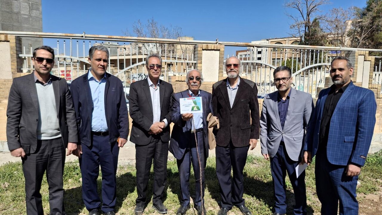آیین درخت کاری به یاد افراد اثرگذار تاریخ و فرهنگ کرمانشاه در کتابخانه عمومی خاتم انبیاء (ص)