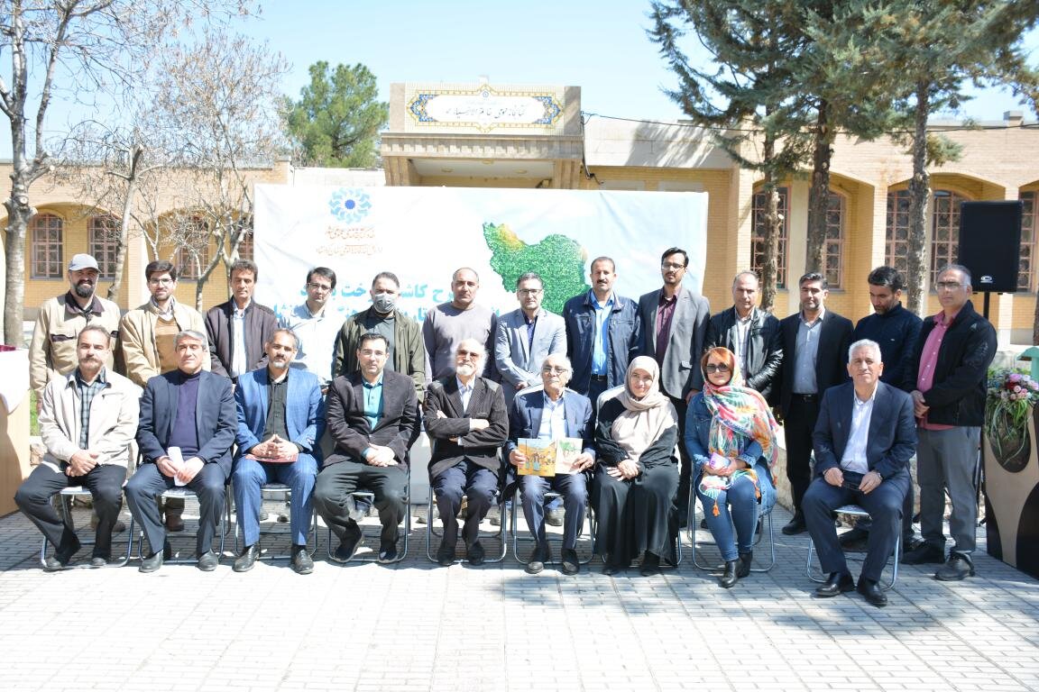 آیین درخت کاری به یاد افراد اثرگذار تاریخ و فرهنگ کرمانشاه در کتابخانه عمومی خاتم انبیاء (ص)