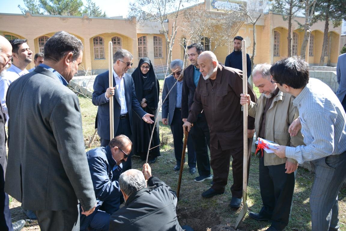 آیین درخت کاری به یاد افراد اثرگذار تاریخ و فرهنگ کرمانشاه در کتابخانه عمومی خاتم انبیاء (ص)