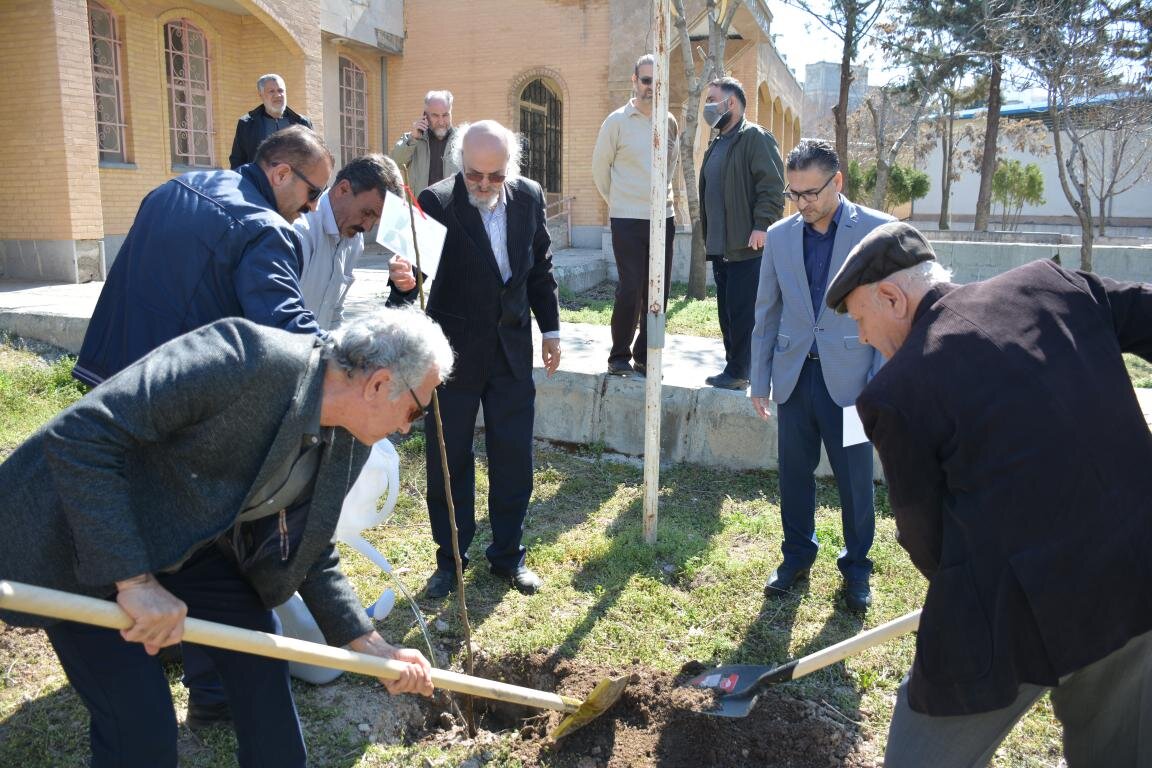 آیین درخت کاری به یاد افراد اثرگذار تاریخ و فرهنگ کرمانشاه در کتابخانه عمومی خاتم انبیاء (ص)