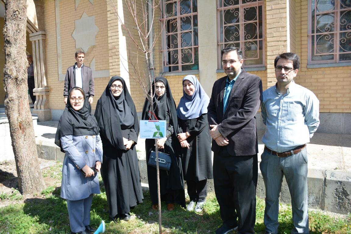 آیین درخت کاری به یاد افراد اثرگذار تاریخ و فرهنگ کرمانشاه در کتابخانه عمومی خاتم انبیاء (ص)