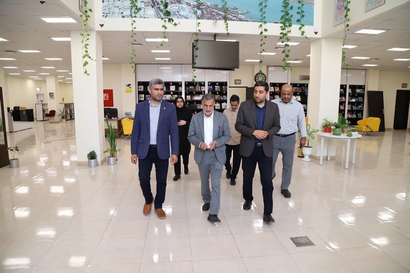 بازدید نماینده مردم بوشهر در مجلس شورای اسلامی از کتابخانه خلیج فارس