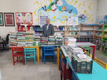اهدای کتاب در آبیک