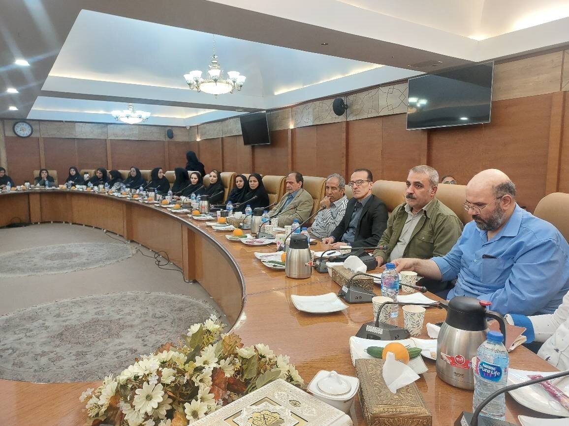 نشست صمیمی مدیرکل کتابخانههای عمومی استان با مسئولین کتابخانههای عمومی شهرستان تهران