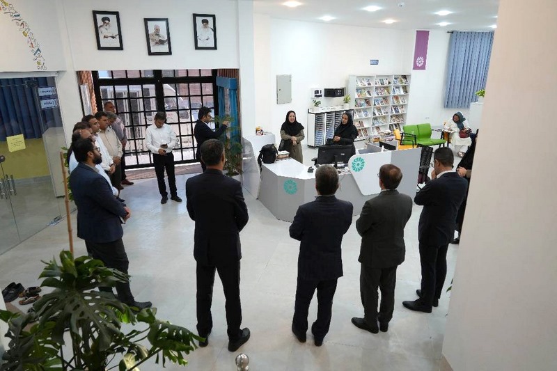 بازدید فرماندار و شهرداران شهرستان دیّر از کتابخانه عمومی شهید فکری جم