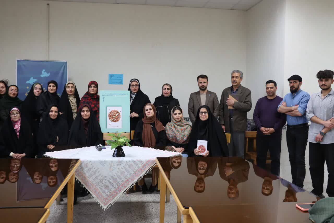 رونمایی از کتاب منتخب اشعار آیینی بانوان در کتابخانه شهید بهشتی خمین