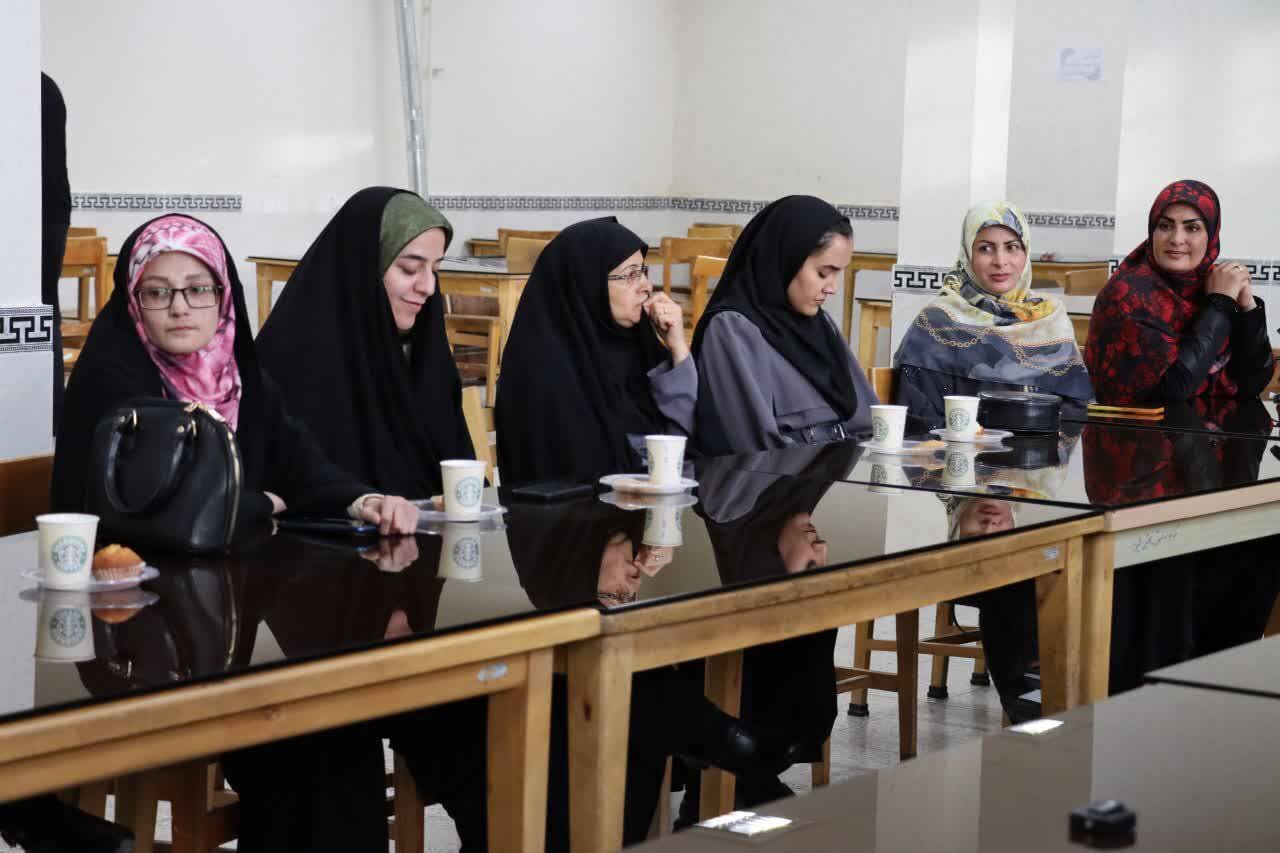 رونمایی از کتاب منتخب اشعار آیینی بانوان در کتابخانه شهید بهشتی خمین