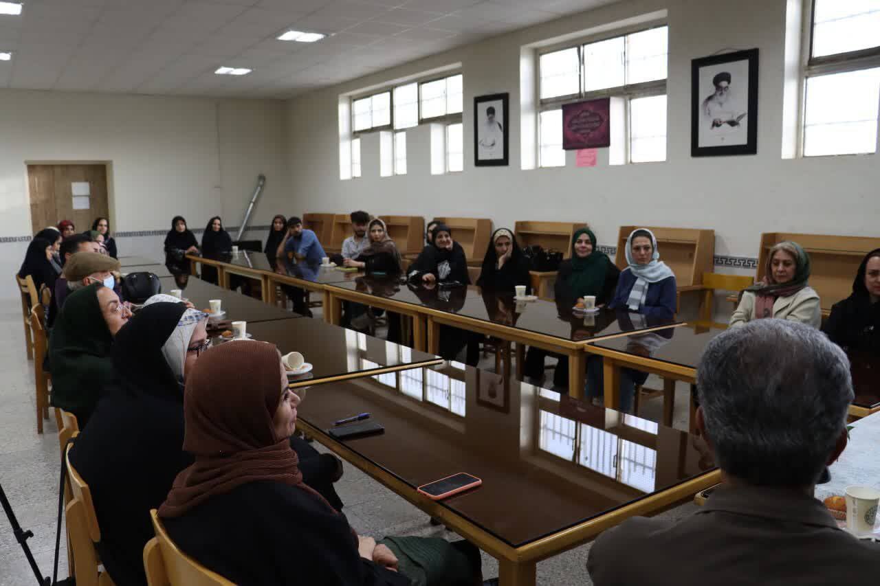 رونمایی از کتاب منتخب اشعار آیینی بانوان در کتابخانه شهید بهشتی خمین