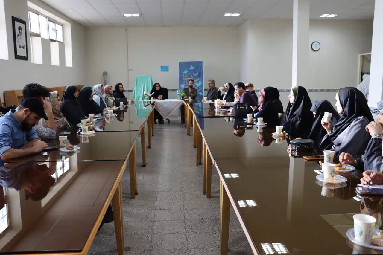 رونمایی از کتاب منتخب اشعار آیینی بانوان در کتابخانه شهید بهشتی خمین