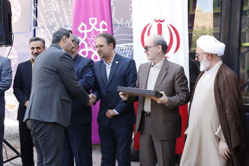 افتتاح کتابخانه عمومی سیار هدهد سفید استان سمنان در شاهرود باحضور جمعی از مسئولین استانی و شهرستانی