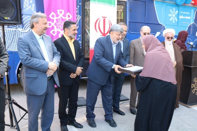 نخستین کتابخانه عمومی سیار اتوبوسی استان در شاهرود افتتاح شد