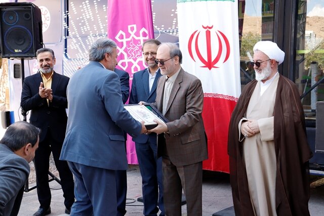 نخستین کتابخانه عمومی سیار اتوبوسی استان در شاهرود افتتاح شد