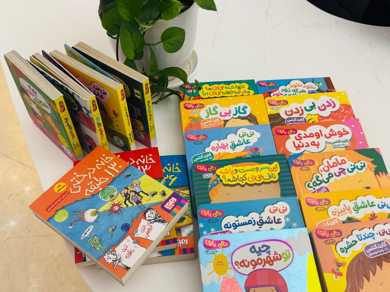 اهدای ۱۲۰ جلد کتاب از سوی شهردار منطقه ۱۲ به کتابخانه مرکزی پارک شهر