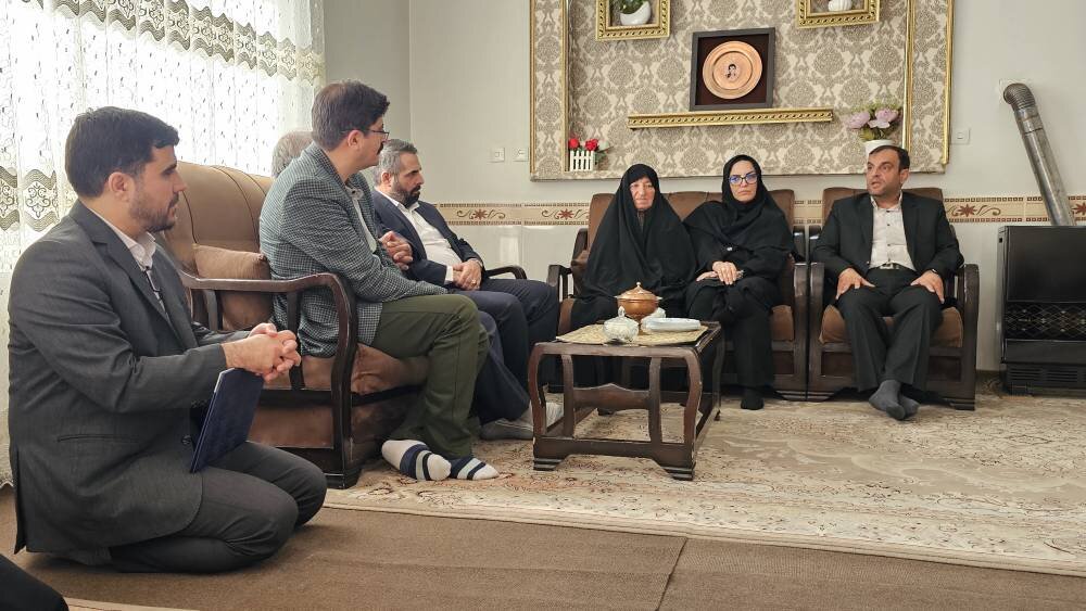 دیدار دبیرکل نهاد کتابخانه‌های عمومی کشور با خانواده شهید مهدی صالحی