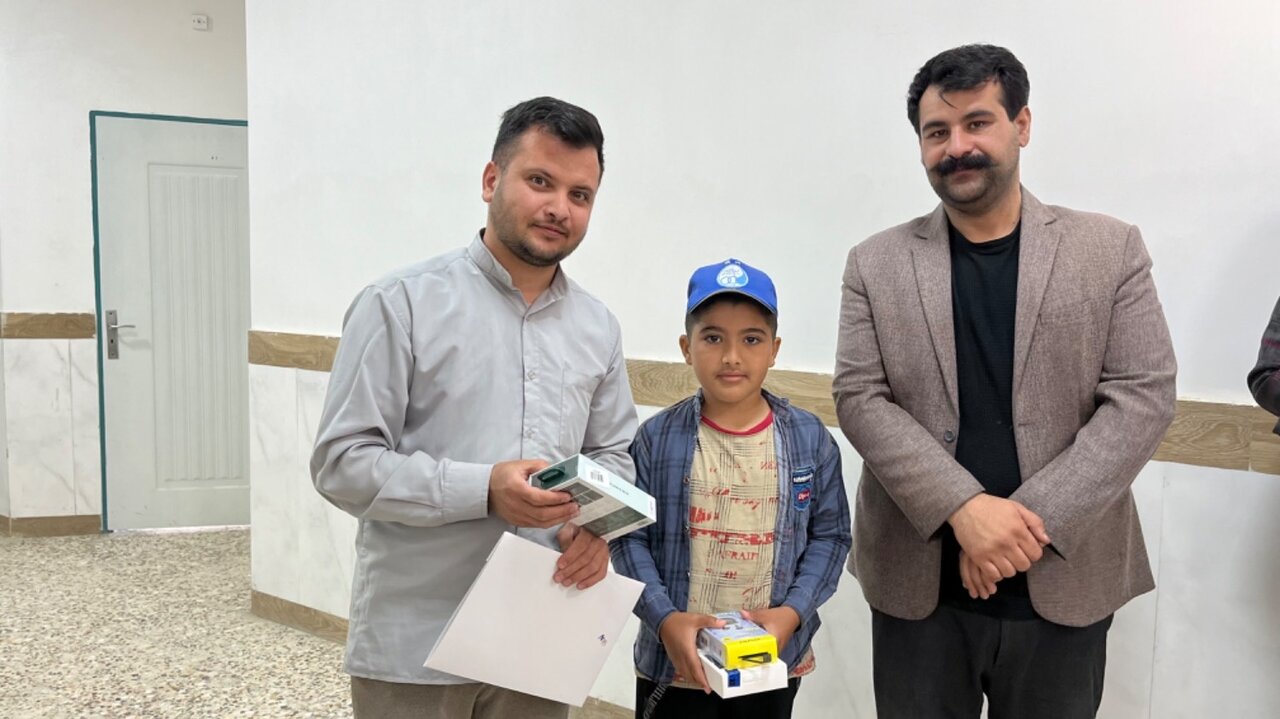 تجلیل از دانشآموزان برگزیده روستای قلعه جق در جشنواره کتابخوانی رضوی