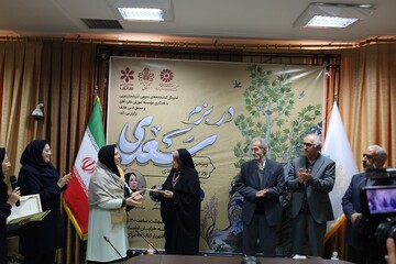 تجلیل از سخنرانان و اعضای محفل ادبی هاتف