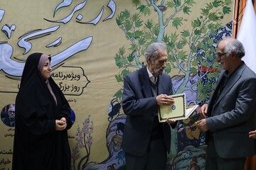 تجلیل از سخنرانان و اعضای محفل ادبی هاتف