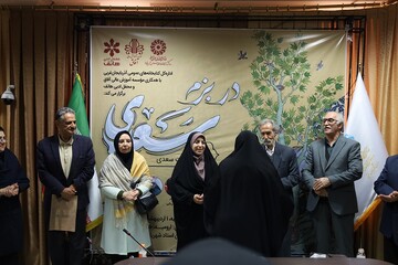 تجلیل از سخنرانان و اعضای محفل ادبی هاتف