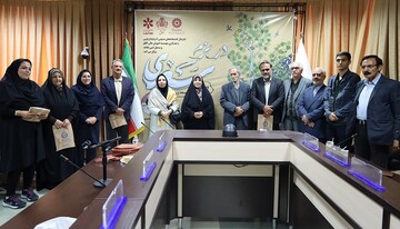 تجلیل از سخنرانان و اعضای محفل ادبی هاتف