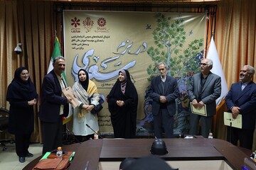 تجلیل از سخنرانان و اعضای محفل ادبی هاتف