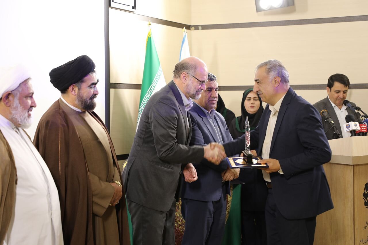 نوای سرخ شعر در غرب ایران طنینانداز شد