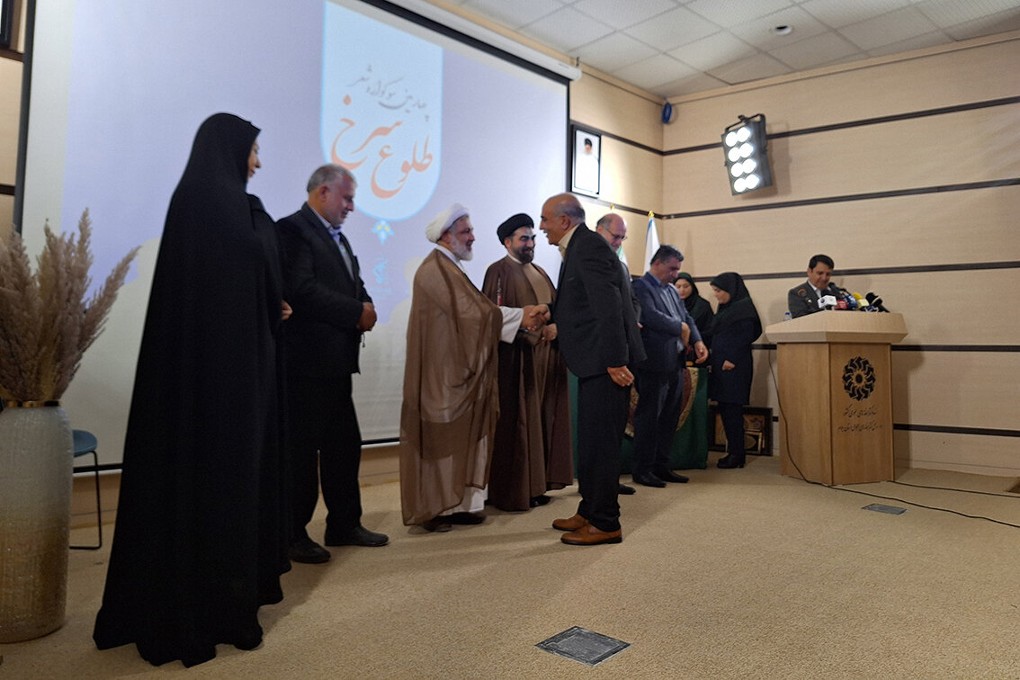 نوای سرخ شعر در غرب ایران طنینانداز شد