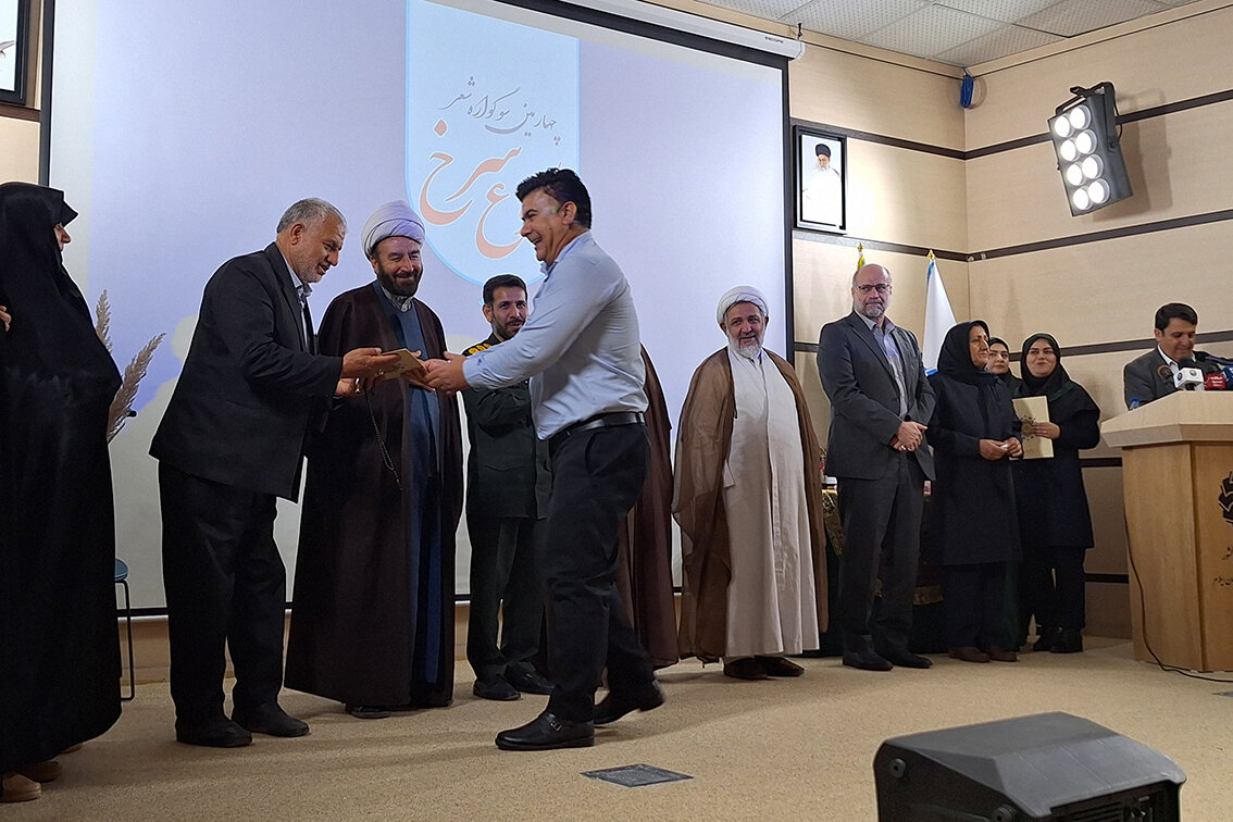 نوای سرخ شعر در غرب ایران طنینانداز شد