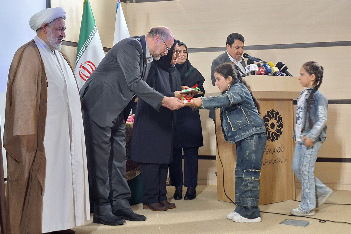 نوای سرخ شعر در غرب ایران طنینانداز شد