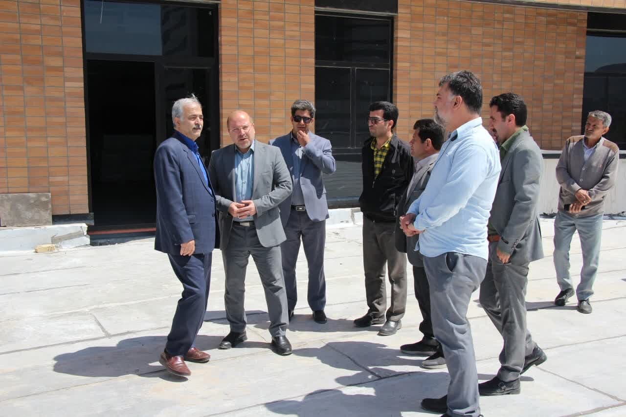 بازدید سرپرست فرمانداری شهرستان اراک از پروژه کتابخانه مرکزی