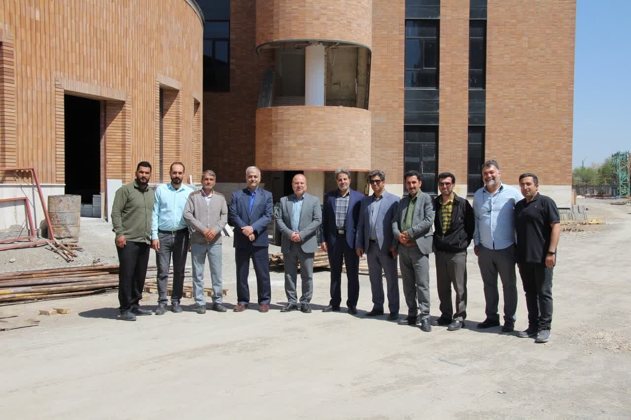 بازدید سرپرست فرمانداری شهرستان اراک از پروژه کتابخانه مرکزی