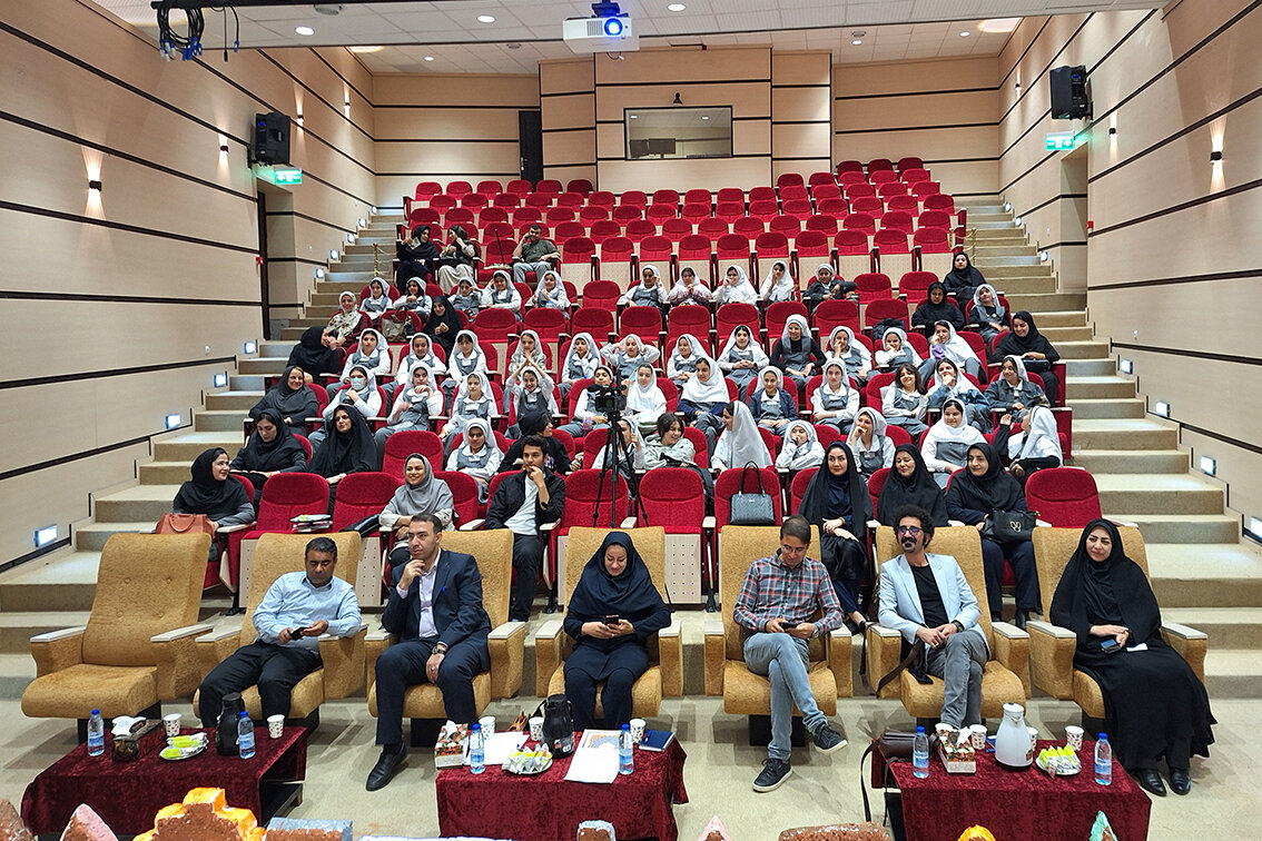 اختتامیه مرحله استانی سومین دوسالانه جشنواره قصهگویی «نهال امید» در کتابخانه مرکزی ایلام