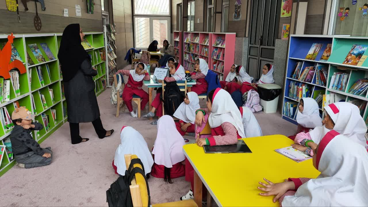 دختران کتابخوان؛ زینت بخش کتابخانههای عمومی استان مرکزی