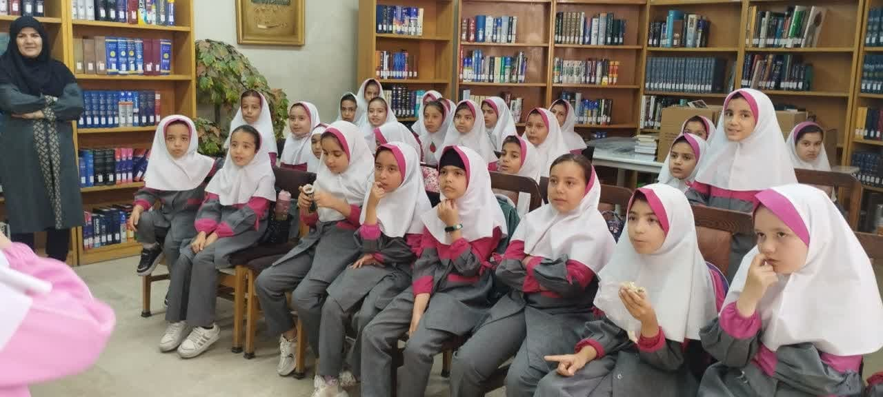 دختران کتابخوان؛ زینت بخش کتابخانه‌های عمومی استان مرکزی