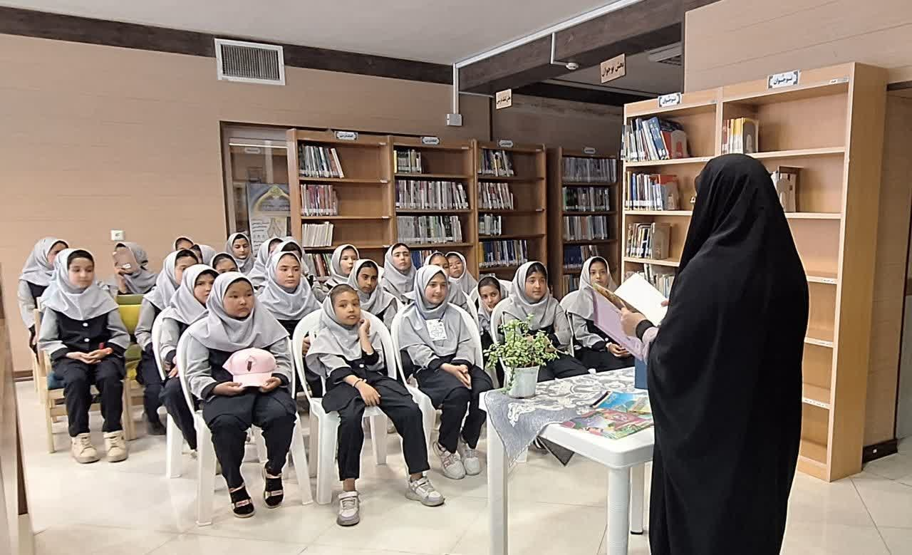 دختران کتابخوان؛ زینت بخش کتابخانههای عمومی استان مرکزی