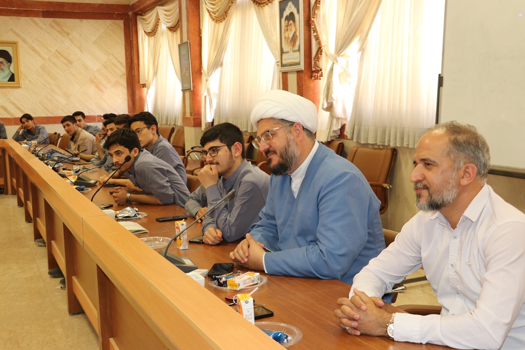 نشست شعرخوانی «کریمانه» به همت محفل ادبی رواق ادب اداره کل کتابخانه های عمومی خراسان رضوی برگزار شد