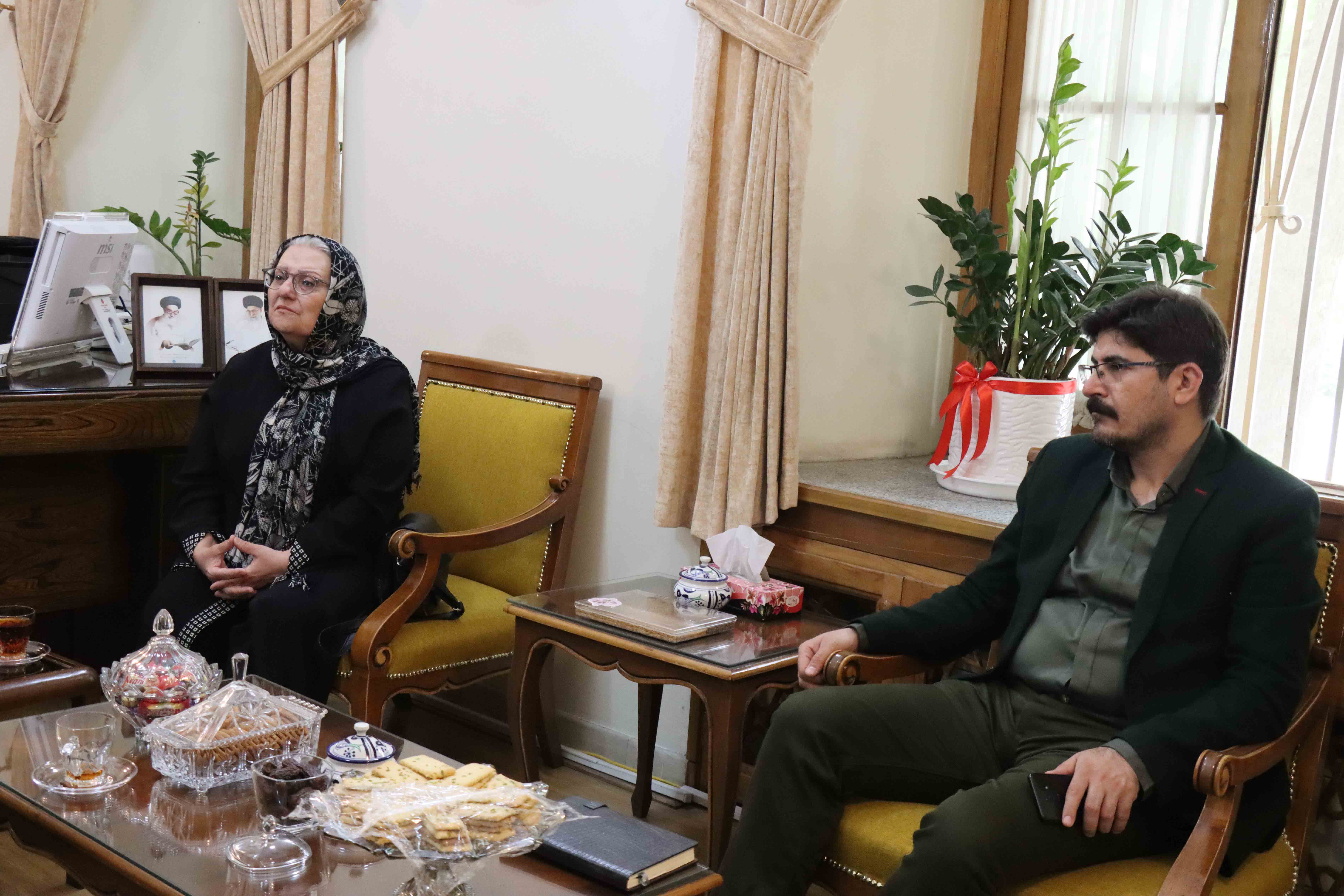 دیدار دبیرکل نهاد کتابخانه‌های عمومی کشور با فرزانه اخوت