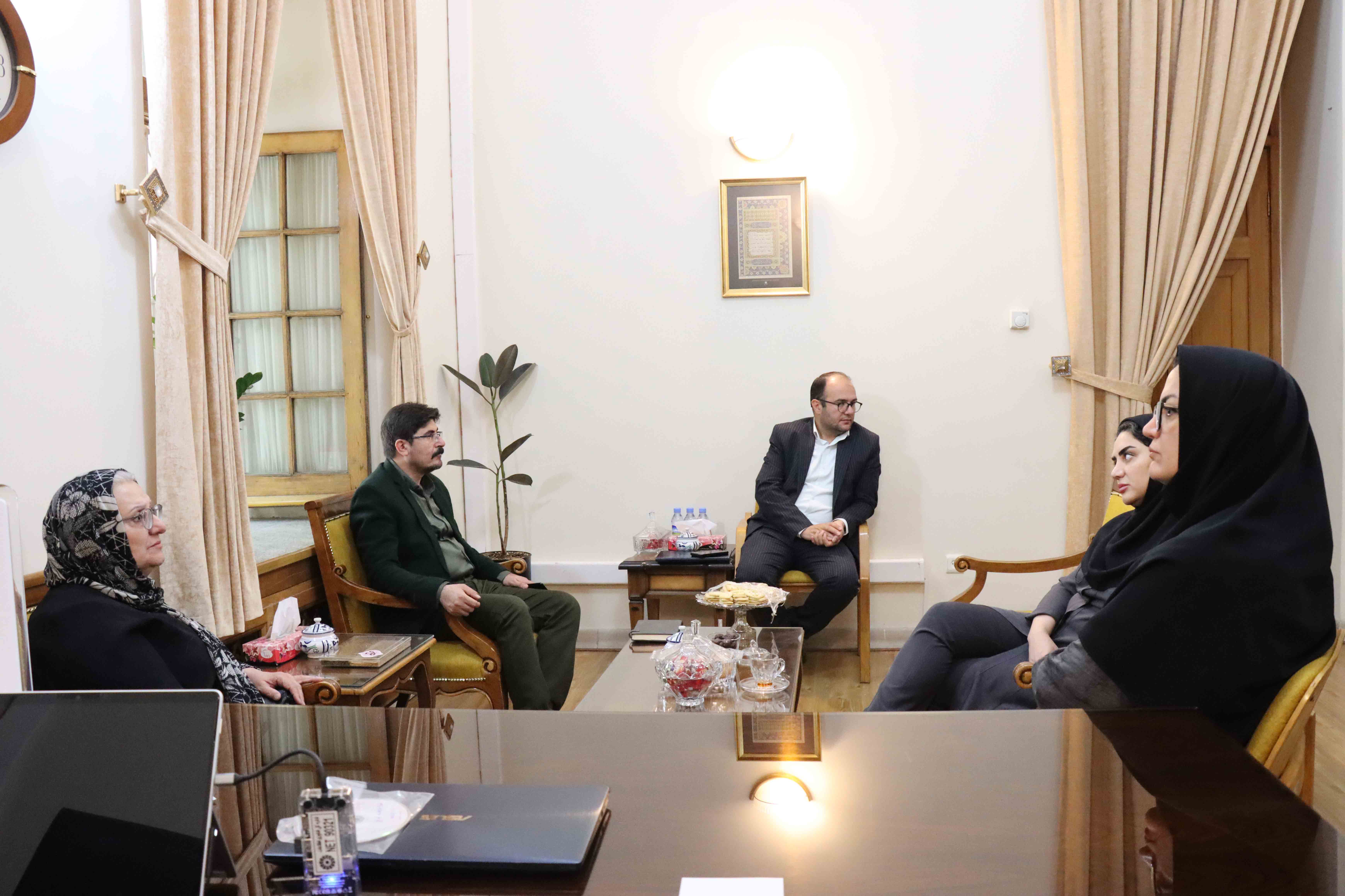 دیدار دبیرکل نهاد کتابخانههای عمومی کشور با فرزانه اخوت