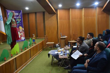 رقابت استانی سومین دوره جشنواره قصه گویی نهال امید در استان فارس