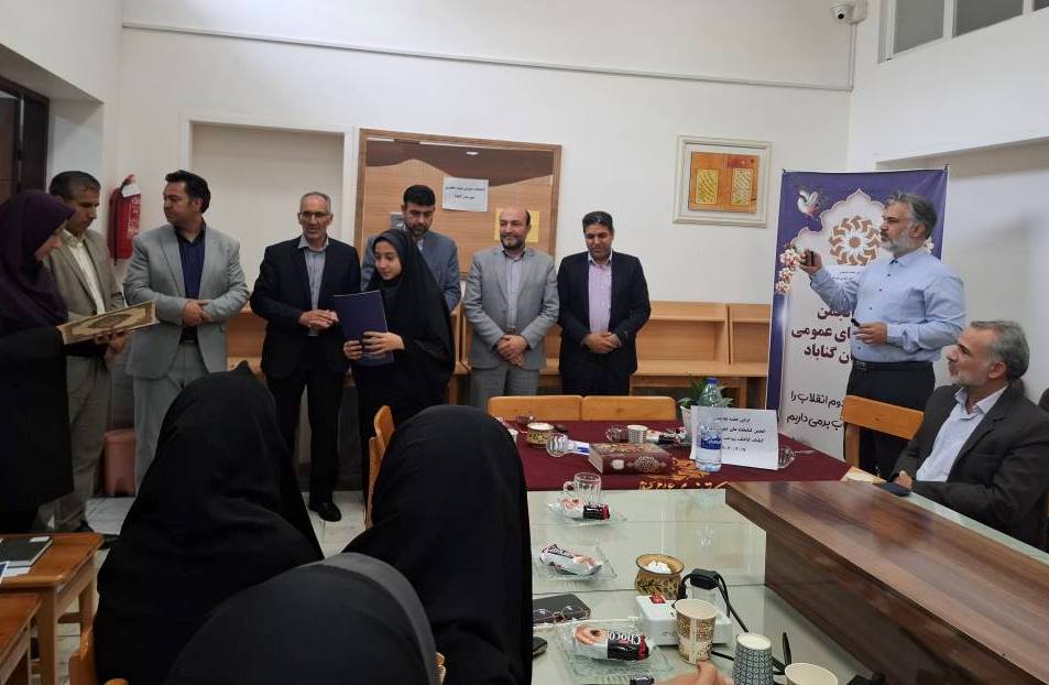 موضوع کتاب و نویسندگی در رشد حیات اجتماعی تأثیر بسزایی دارد