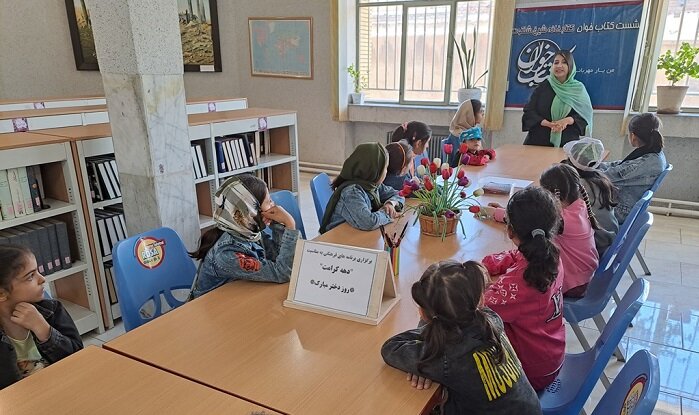 برنامه های متنوع فرهنگی با حضور دانش آموزان دختر در کتابخانه های عمومی شهرستان مهاباد برگزار شد