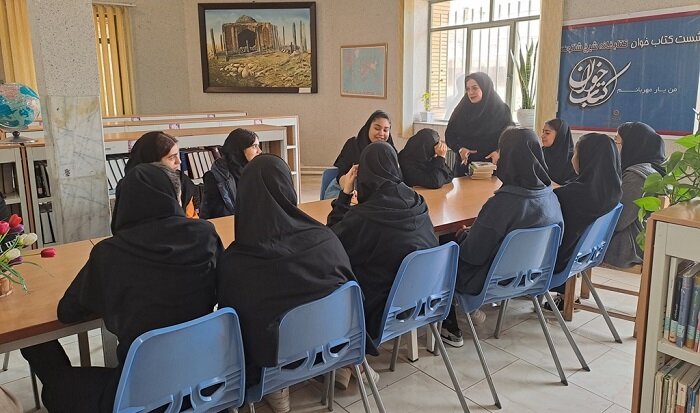 برنامه های متنوع فرهنگی با حضور دانش آموزان دختر در کتابخانه های عمومی شهرستان مهاباد برگزار شد