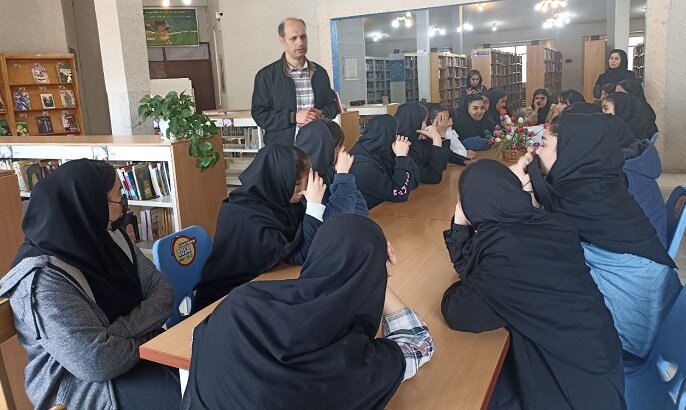 برنامه های متنوع فرهنگی با حضور دانش آموزان دختر در کتابخانه های عمومی شهرستان مهاباد برگزار شد