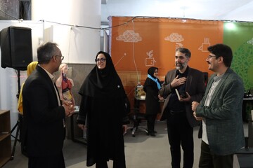 بازدید دبیرکل نهاد کتابخانه های عمومی کشور از غرفه کودک و نوجوان «کتابخانه عمومی ایران»