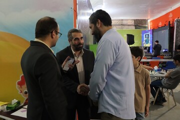بازدید دبیرکل نهاد کتابخانه های عمومی کشور از غرفه کودک و نوجوان «کتابخانه عمومی ایران»